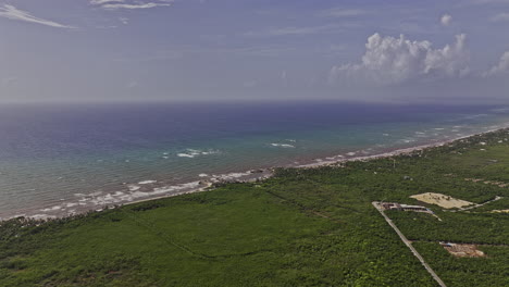 Sobrevuelo-Aéreo-Con-Drones-V20-De-Tulum,-México,-Que-Captura-Impresionantes-Vistas-De-Una-Ciudad-Turística-Frente-Al-Mar-Ubicada-A-Lo-Largo-De-Una-Playa-De-Arena-Con-Vistas-Prístinas-Del-Océano,-Filmada-Con-Mavic-3-Pro-Cine,-Julio-De-2023