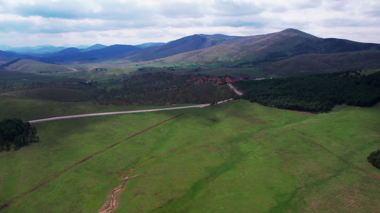volando sobre el paisaje verde, los pastos y los bosques de la montaña zlatibor, serbia