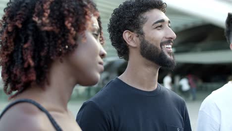 grupo de personas sonrientes hablando en la calle