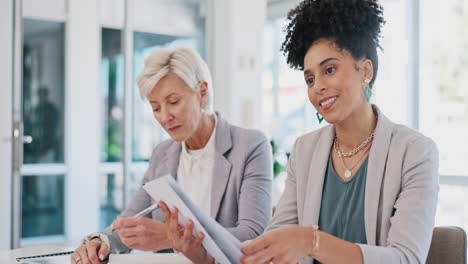 trabajo en equipo, documentos y mujeres en la reunión de negocios