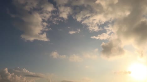 황금빛의 빛 광선, 불꽃, 보케, 빛 빛, 부풀어오르는 은 회색 구름을 가로질러 빛나는 빛.
