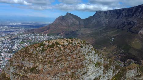 Drohnenaufnahme-Des-Löwenkopfes-In-Kapstadt---Er-Kreist-Um-Die-Spitze-Des-Löwenkopfes-Und-Blickt-Auf-Den-Tafelberg-Und-Das-Stadtzentrum