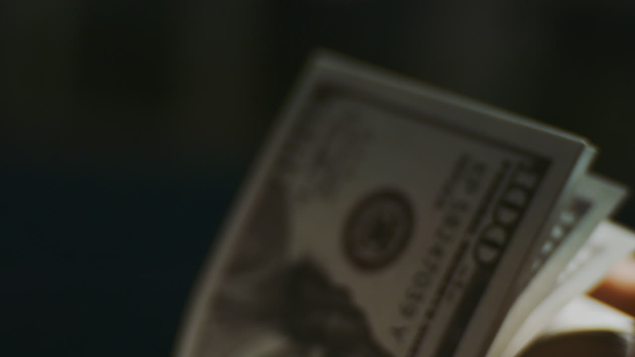 крупный план сложенных стодолларовых купюр