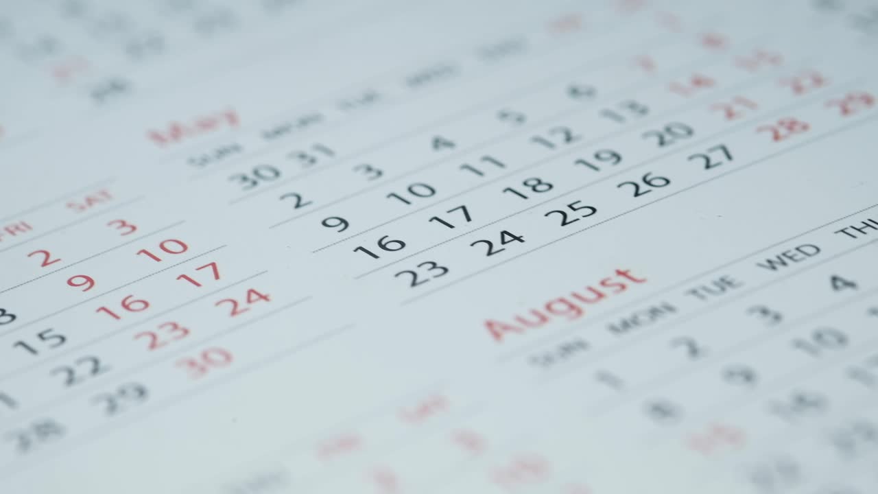 página del calendario que muestra las fechas de mayo y agosto