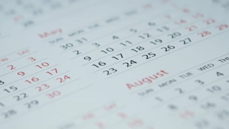 página del calendario que muestra las fechas de mayo y agosto