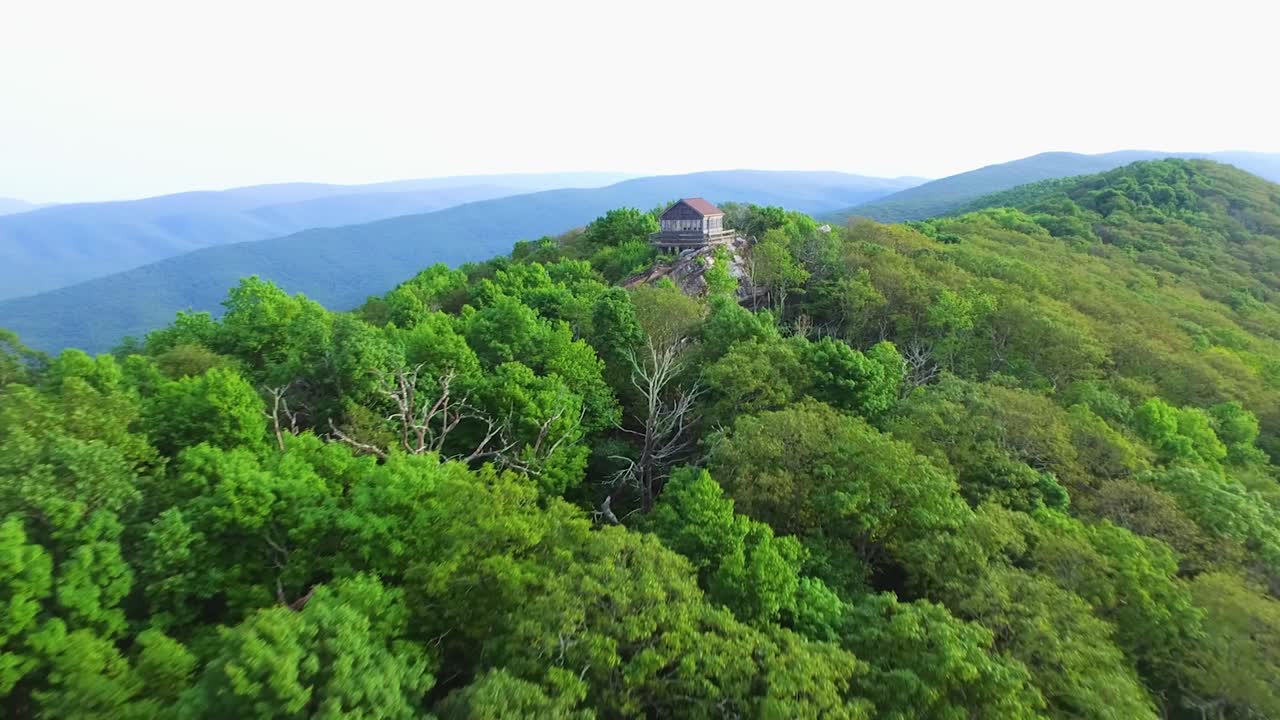 在山上推入消防守望塔的天線