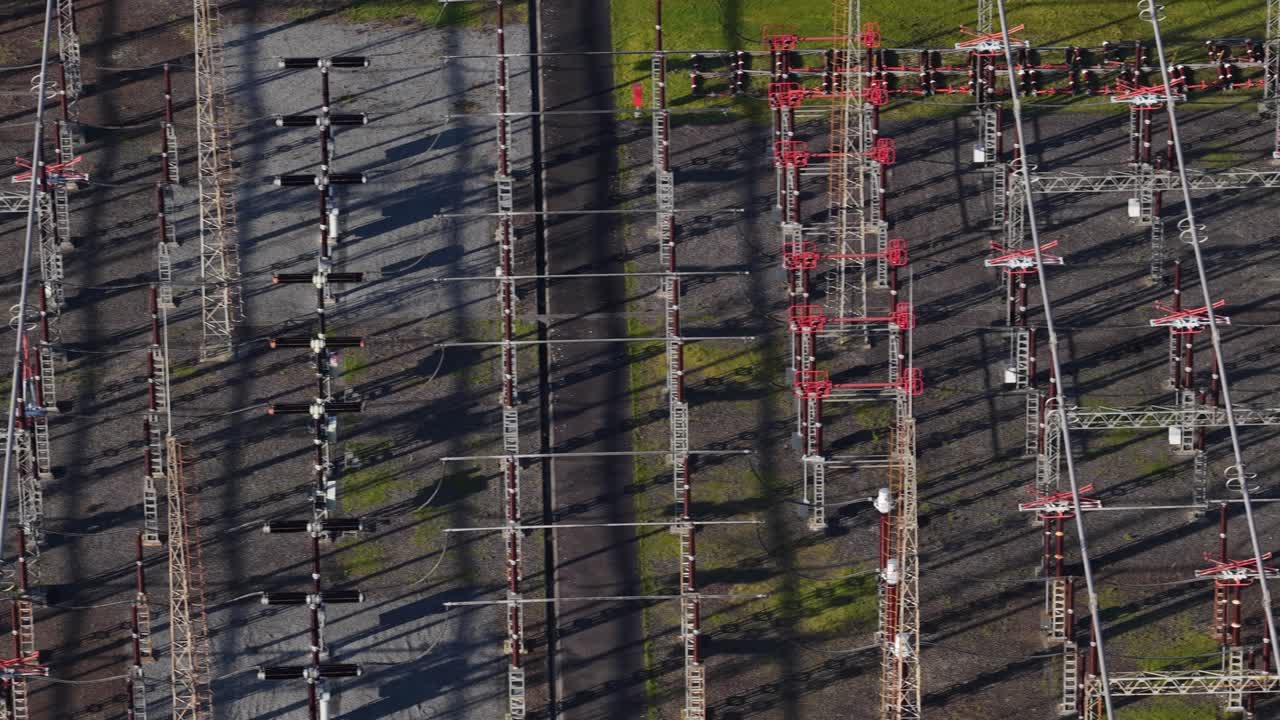Filmagem com zoom de drone: Subestação de energia. Rede elétrica da União Europeia. Alta tensão. Conversores. Armazenamento de bateria
