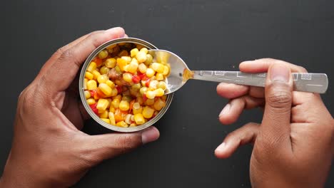 comer verduras mezcladas enlatadas y atún
