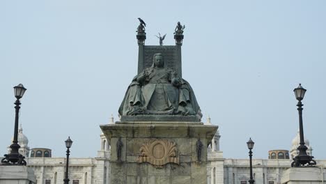 bronze statue of queen victoria in kolkata, india