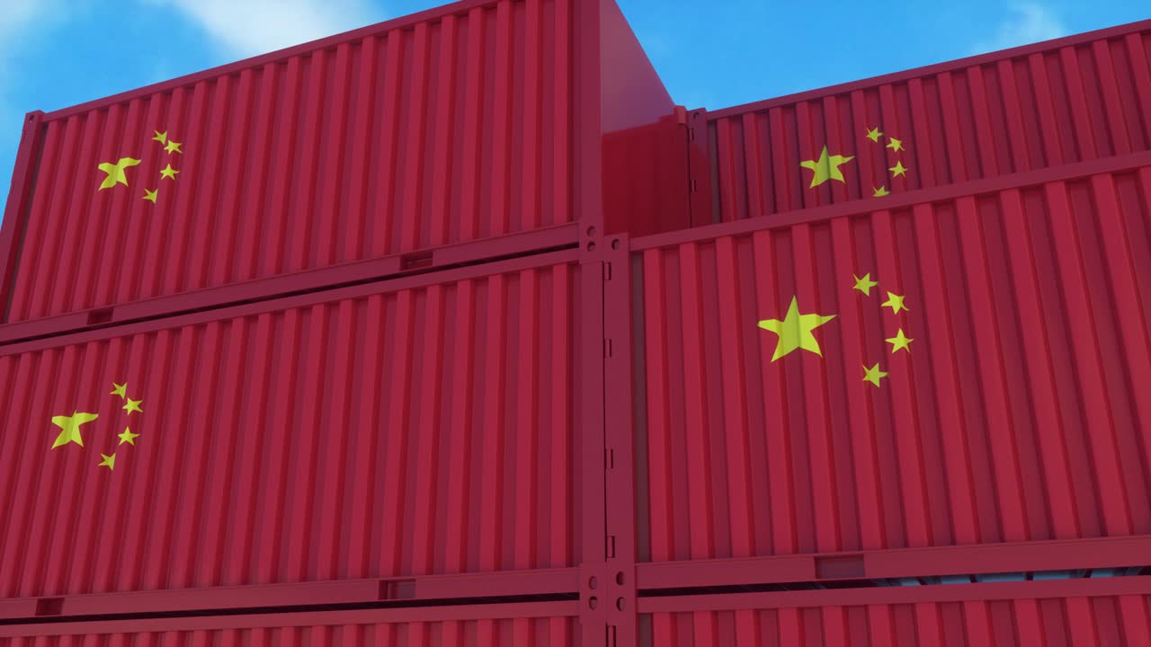 Containere med Kinas flag er placeret ved containerterminalen. Kinesisk eksport- eller importkoncept, 4K