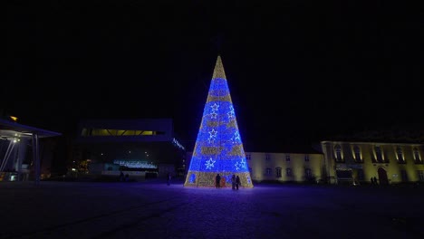 árbol-De-Navidad-Iluminado-Por-La-Noche-En-La-Ciudad-De-Castelo-Branco