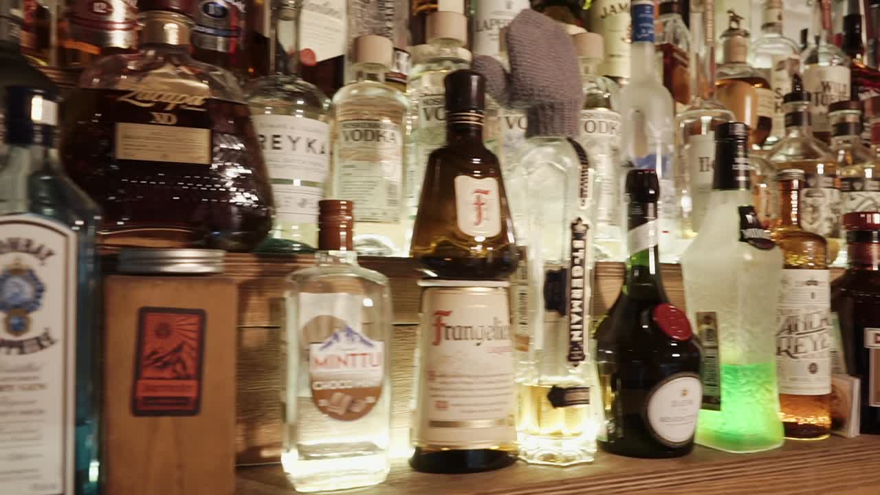 estantes de bares llenos de bebidas alcohólicas