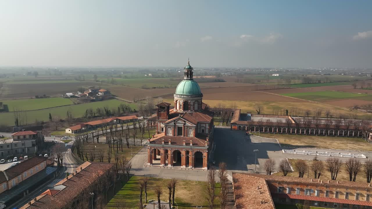 una impresionante toma circular de un dron captura el hermoso santuario di caravaggio de la región de lombardía, un icónico lugar de peregrinación italiano