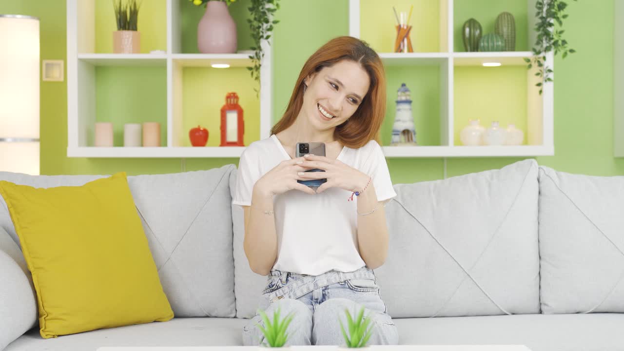 사랑에 빠진 무고한 젊은 여성이 남자친구에게 문자를 보내고 있습니다.