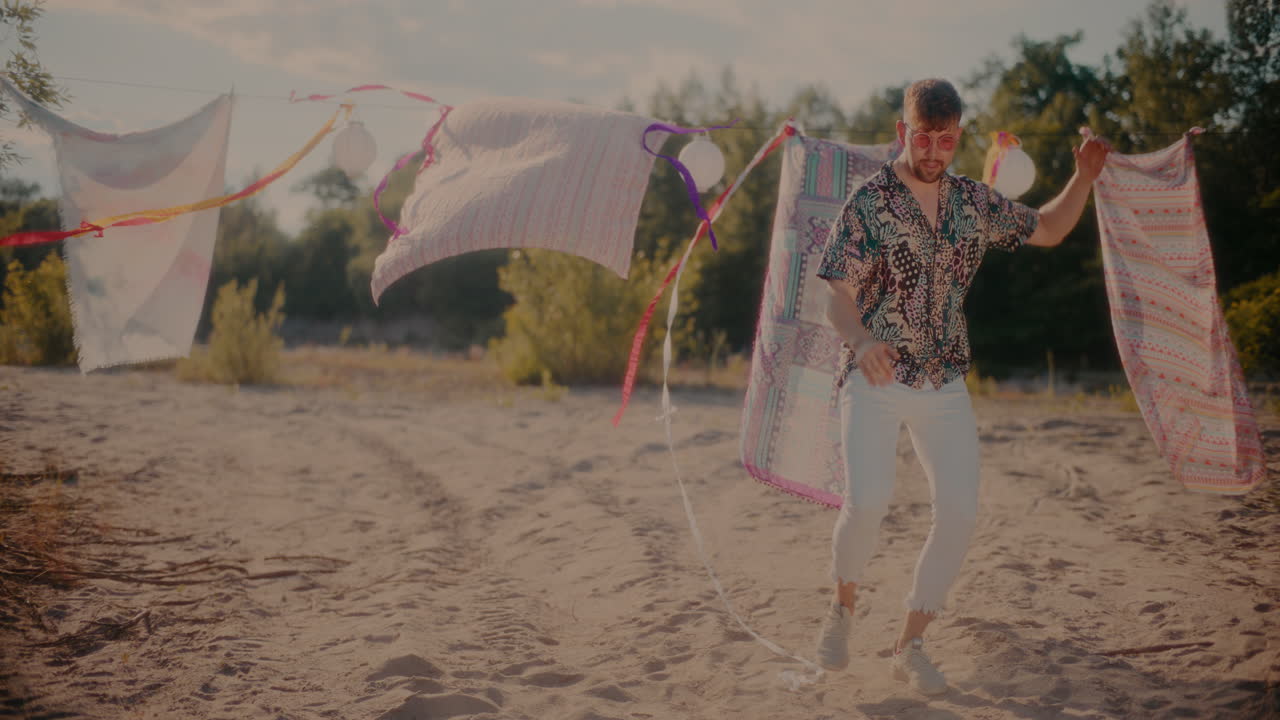 해변에서 음악으로 춤추는 웃는 남자