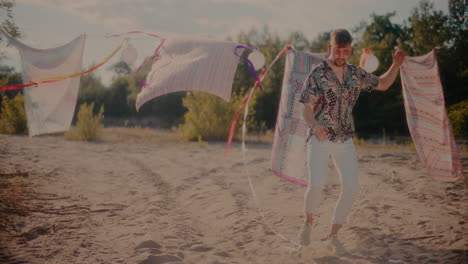 hombre sonriente bailando a la música en la playa