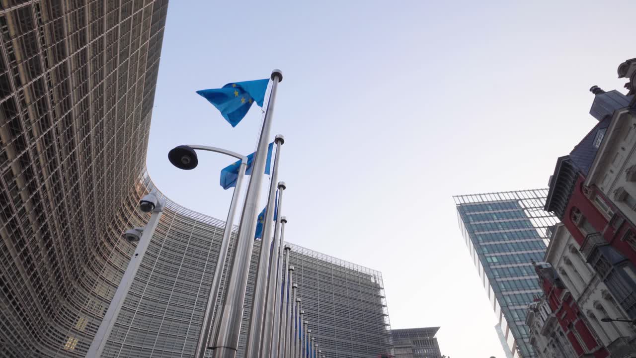 벨기에 브뤼셀에 있는 유럽 연합 본부와 바람에 춤추는 유럽 국기의 넓은 스카이라인 전망