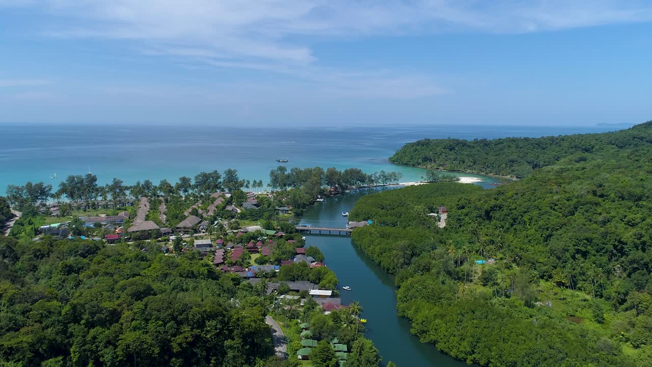 toma de drones del estuario en una isla tropical