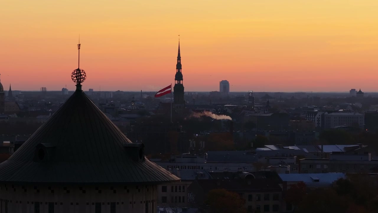 Alba su Riga catturata in 4K, mentre il drone rivela il tetto di una torre dell'acqua
