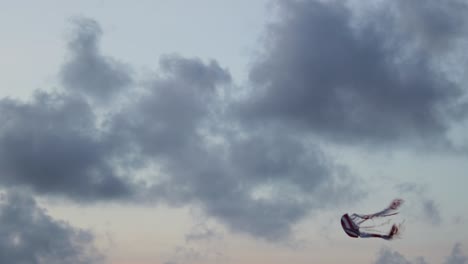 cometa volando con la fuerte brisa en galle fort al atardecer dorado naranja y nubes oscuras en el cielo