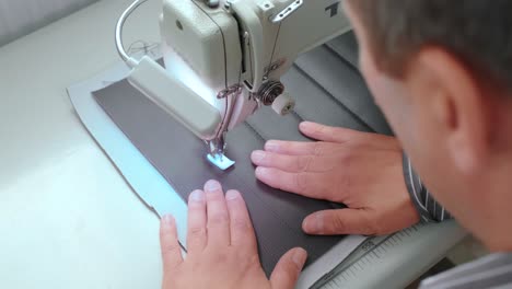 proceso de costura, la máquina de coser coser las manos de los hombres máquina de costura