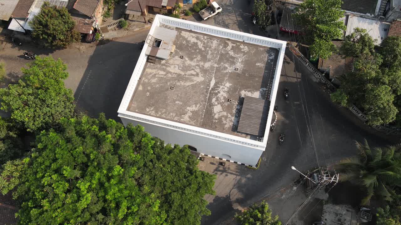 vista aérea, kandang menjangan o panggung krapayak, que es parte del eje imaginario del palacio de yogyakarta, se ve elegante con sus paredes blancas