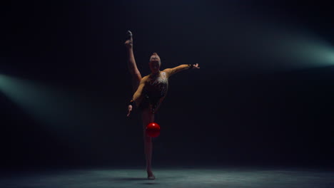 Mujer-Bonita-Haciendo-Ejercicio-Con-Pelota-En-El-Interior.-Gimnasta-Haciendo-Calistenia.