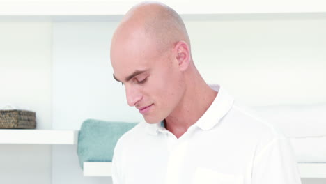 médico que utiliza una tableta