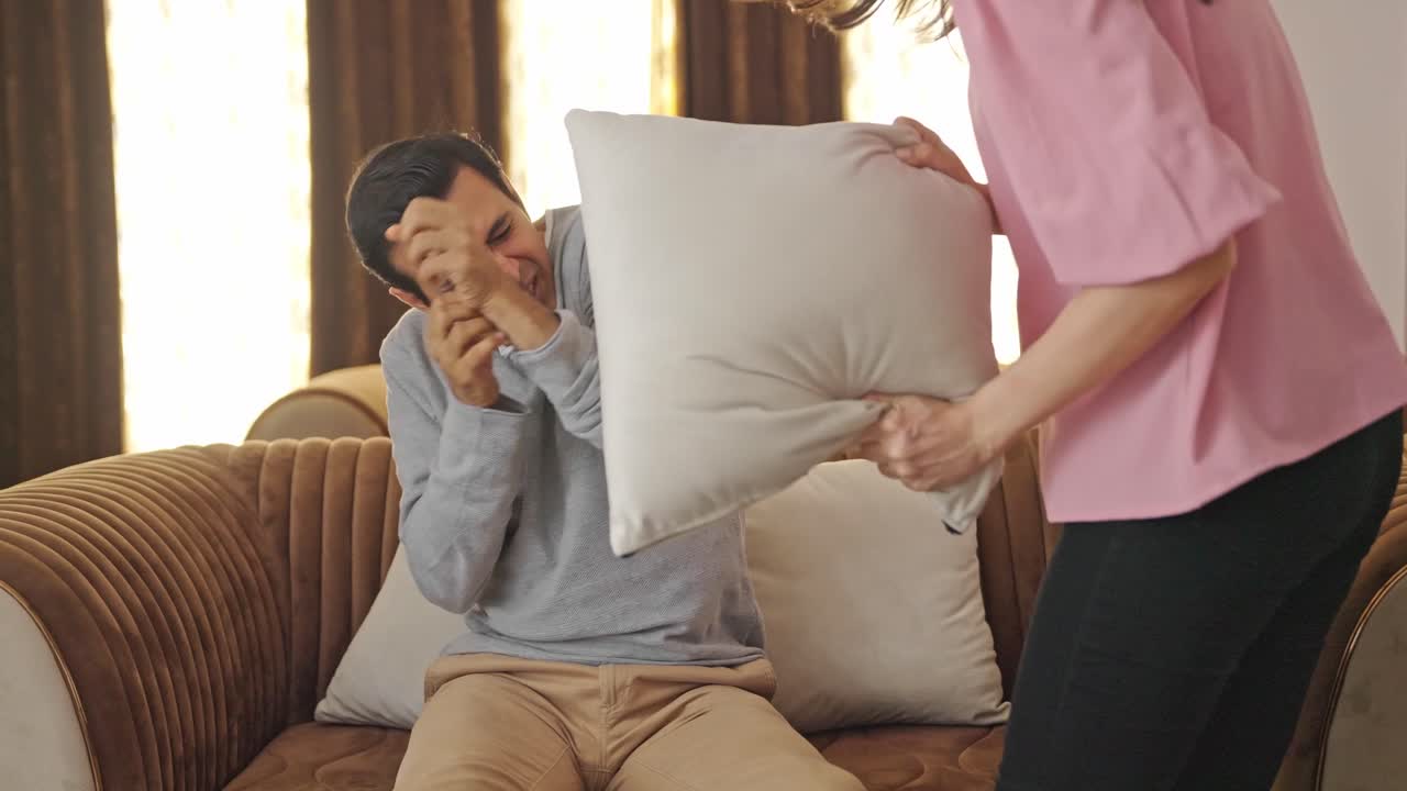 인도인 아내가 남편을 때리고 가정 폭력을 보여줍니다.