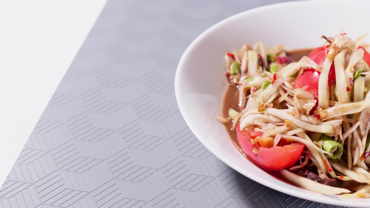 게장아찌와 생선장아찌를 넣은 그린파파야 샐러드