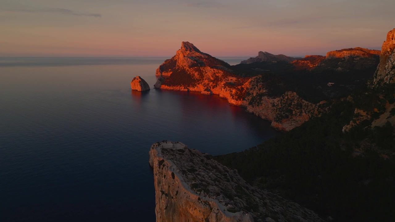 Punto panoramico di Cap Formentor, Isola di Es Colomer, Maiorca, Spagna. Tramonto all'ora d'oro. Bellezza naturale scenografica, montagne cinematografiche, formazione rocciosa, paesaggio costiero. Documentario epico con drone aereo 4K UHD
