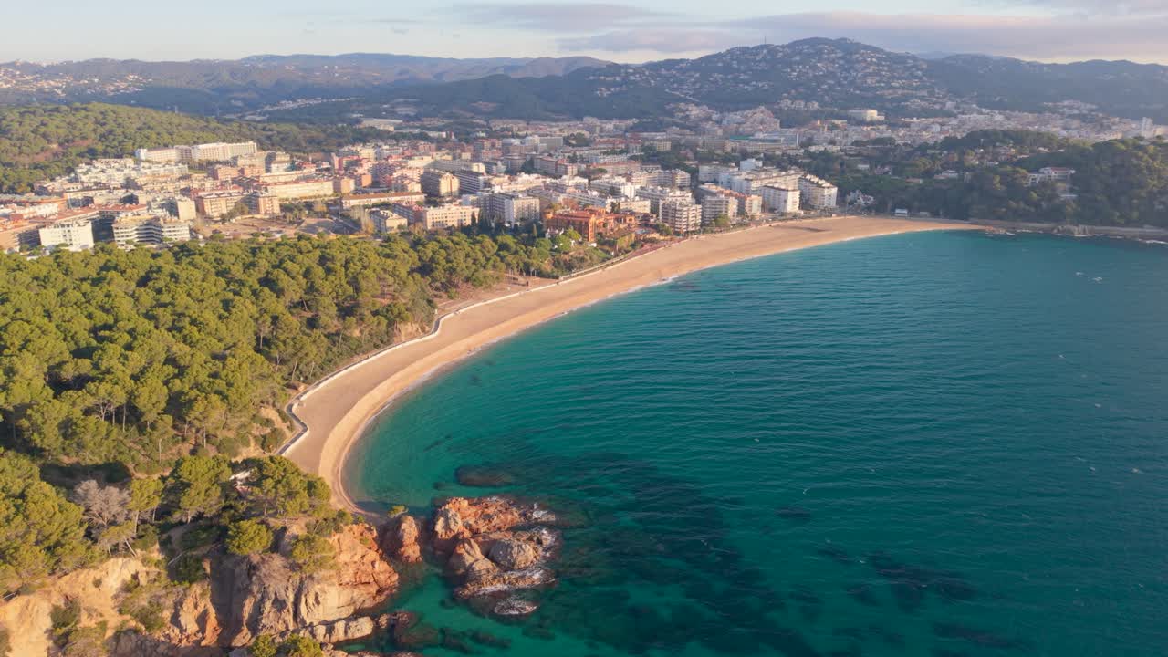 Atemberaubende Luftaufnahme von Lloret de Mar in Costa Brava, Spanien. Wunderschönes Stadtbild neben einem Sandstrand und türkisfarbenem Mittelmeer. Boadella Lloret de Mar