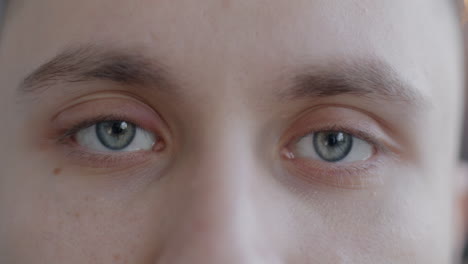 primer plano de los ojos de una persona