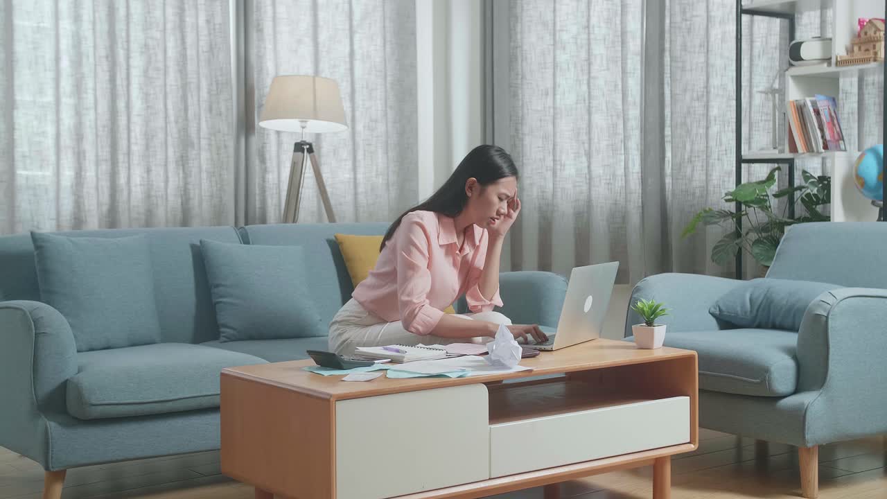 집에서 일하는 동안 스트레스를 받는 여성