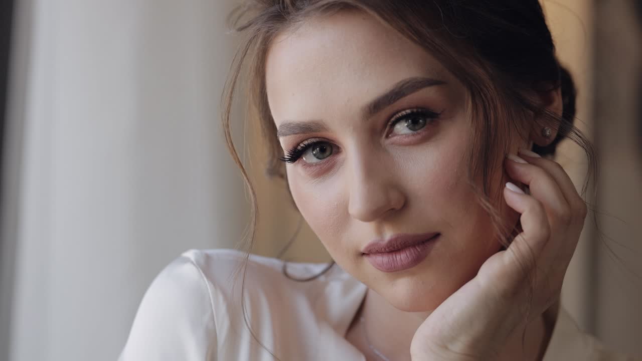 retrato de una mujer hermosa con cabello rubio y ojos azules