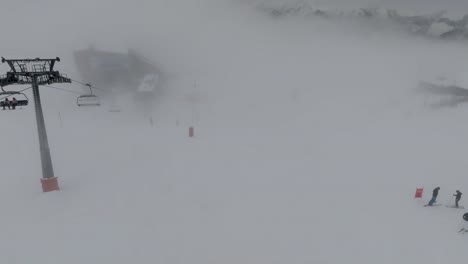 vista aérea de la famosa estación de esquí alpino verbier, suiza en los alpes suizos de invierno, nieve en las laderas de las montañas, panorama paisajístico de europa