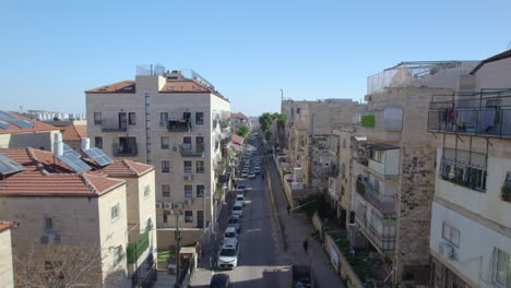 Barrio-Judío-Ortodoxo-De-Mea-Shearim-Durante-El-Día,-Jerusalén,-Israel:-Uno-De-Los-Barrios-Judíos-Más-Antiguos,-Disparo-Con-Drone