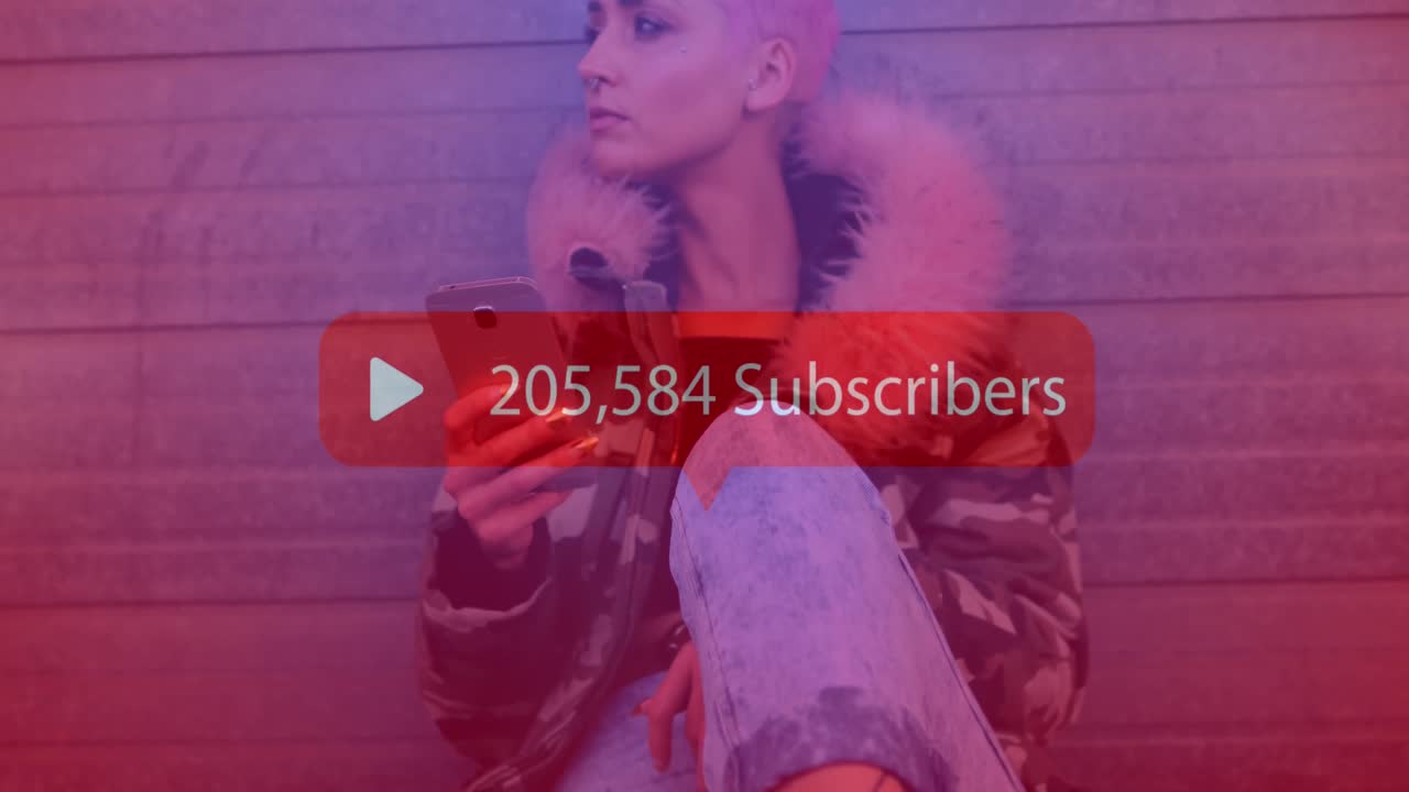 animación de cada vez más suscriptores en una burbuja de habla sobre mujer biracial usando un teléfono inteligente.