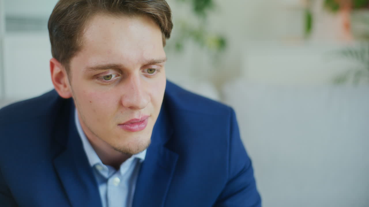 Uomo d'affari si dispera per le perdite