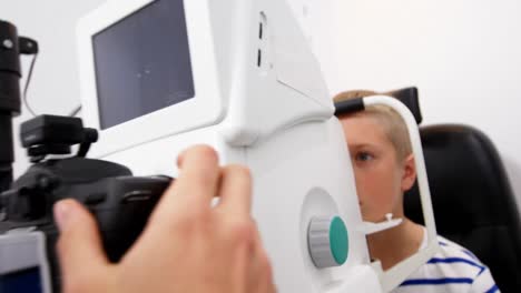 Optometrista-Femenina-Examinando-A-Un-Paciente-Joven-En-Coreometría
