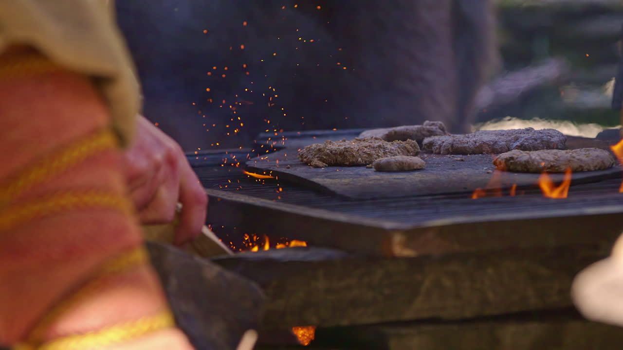 filetes asados en una parrilla de leña - cámara lenta con humo y brasas en aumento