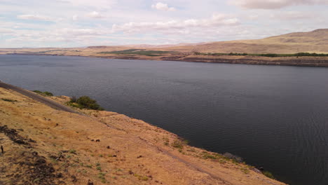 columbia river landscape with dry hills and road
