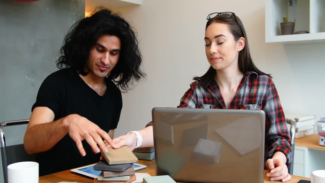 ejecutivos interactuando mientras comprueban la losa de piedra