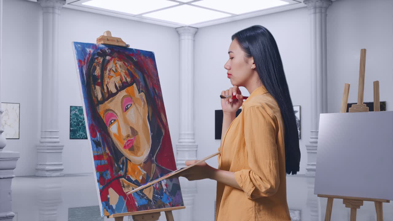 갤러리에서 오일 페인트와 브러쉬로 캔버스에 소녀를 그리는 동안 그의 을 들고 그림 개념에 대해 생각하는 아시아 여성 예술가의 측면 시각
