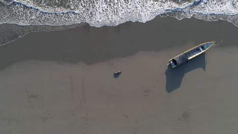 Hombre-Tumbado-En-Playa-La-Barra-En-El-Pacífico-Colombiano,-Vista-Panorámica-Desde-El-Dron