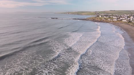 vasto océano invernal y campo costero con ondas a cámara lenta desde arriba