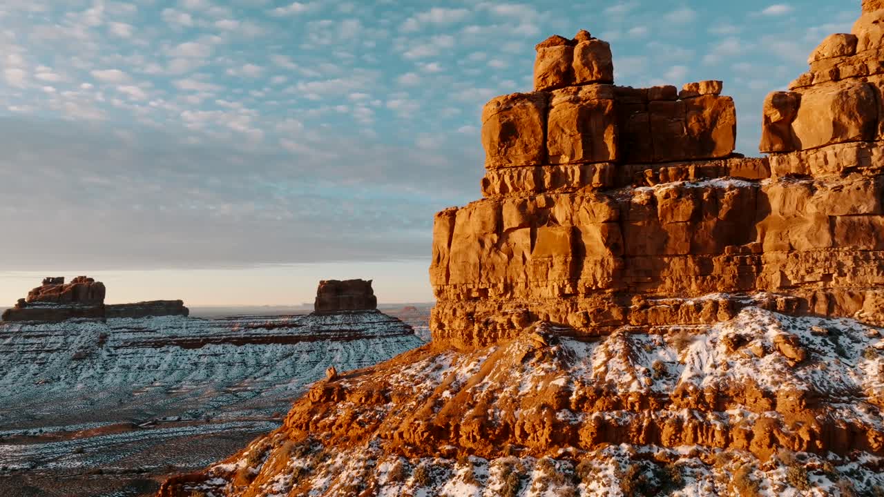 drone volador cinematográfico filmado cerca de la roca durante el amanecer valle de los dioses utah