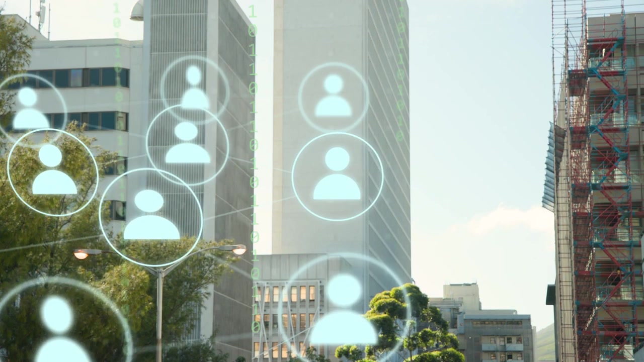 Un cerchio debole appare davanti a una torre, olo-avatar che crescono e si spostano verso l'interno formando una rete sulla città.