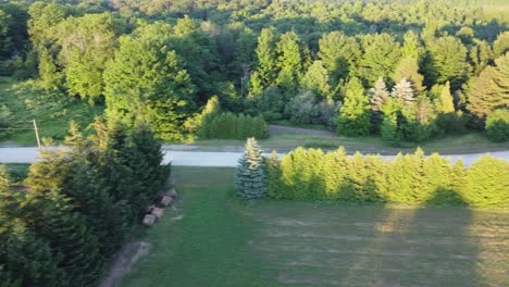 Pickup-Truck-Zu-Fuß-Auf-Der-Landstraße-In-Lake-Leelanau,-Michigan