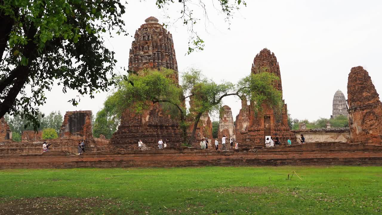 turistas caminando por las pagodas históricas de ayutthaya